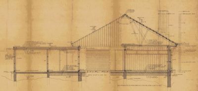 Snittegning som viser bygningens tverrsnitt, inkludert fundament, vegger, takkonstruksjon og innvendige elementer.
