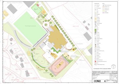 Situasjonsplan for Rislum Ungdomsskole som viser bygningens plassering i forhold til omgivelser, gater og tomtegrenser.