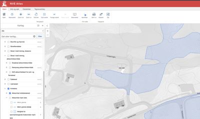Et digitalt kart fra NVE Atlas som viser et topografisk underlag med overlagte data om kvikkleire og aktionsområder.