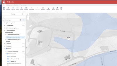 Kart fra NVE Atlas som viser topografi, vannmasser og bygninger på en tomt.