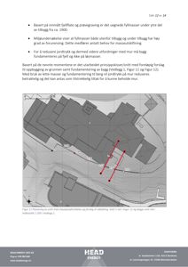 Situasjonsplan med topografi (høydekurver), bygningsfot, og markerte snittlinjer (røde streker) for å vise snitt gjennom terrenget og bygninger.
