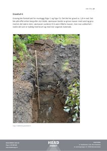 Fotografi av et gravehull (grav 4) med en målestokk, som viser jordmasser og stein under jorden.