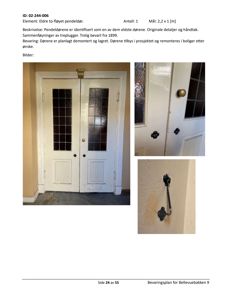 Fotografier av en eldre to-fløyet pendeldør med glassfelt, håndtak og beslag, inkludert detaljer på døren og veggen.