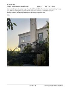 Fotografi av et smijernrekkverk på trapp i hage, med tilhørende tekstbeskrivelse om elementets historie og tilstand.