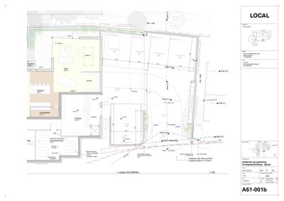 Etasjeplan (1. etasje) som viser romfordeling, høydemål og tilknyttede arealer som parkering og gangvei.