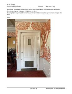 Fotografi av en eldre pendeldør med detaljert beskrivelse av dørens historie og tilstand.