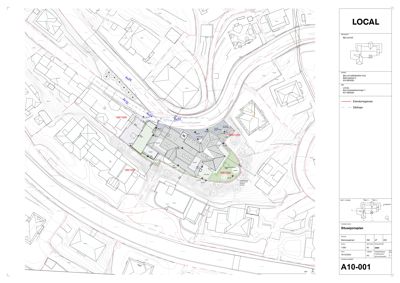Situasjonsplan som viser bygningers plassering, eiendomsgrenser og bildekk på tomt.