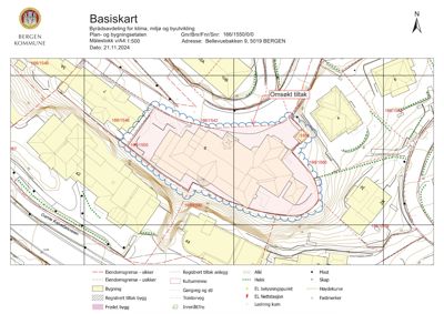 Et situasjonskart (basiskart) som viser tomtens grenser, eksisterende bygninger, terrengforhold (høydekurver), og planlagte tiltak med tilhørende symboler og nøkkel.