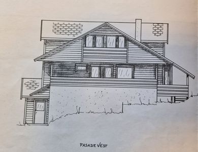 En tegning som viser fasaden (vestsiden) av en bygning, med detaljer om vinduer, tak og veggmateriale.