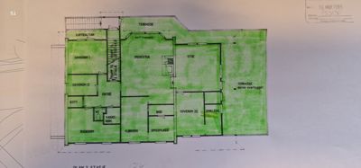 Etasjeplan (1. etasje) som viser romfordeling, dører, vinduer og uteplasser.