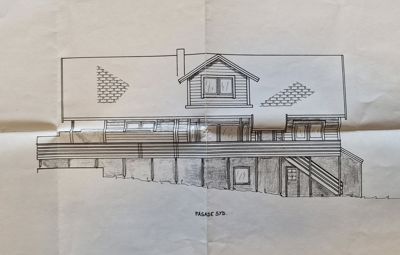 En håndtegnet fasadetegning av en hytte eller villa, vist fra syd (FASADE SYD). Tegningen viser takform, vinduer, balkonger og trapp.