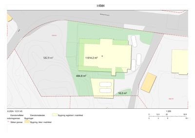 Situasjonsplan som viser eiendomsgrenser, bygningsfot, arealoppdelinger og topografi.