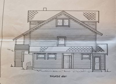 Tegning av fasade mot øst (FASADE ØST) med detaljer om vinduer, dører, tak og veggmateriale.