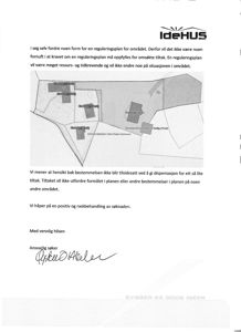 Situasjonsplan som viser tomtens form, grenser og plassering av bygninger (hus og garasje) på tomten.