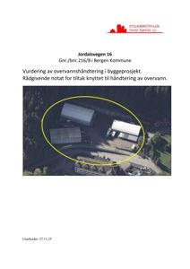 Luftfoto av tomt med bygninger og omgivende natur, markert med gul sirkel.