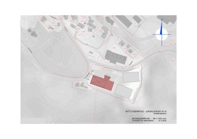 Situasjonsplan som viser tomtens beliggenhet, omgivende infrastruktur, topografi og plassering av nye og eksisterende bygninger.