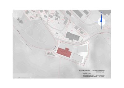 Situasjonsplan for et nytt lagerbygg på Jordalsveien 16-18. Planen viser tomtens beliggenhet i forhold til nabolag, topografi (konturlinjer), eksisterende innkjørsel, og plassering av nye bygg i forhold til eiendomsgranser.