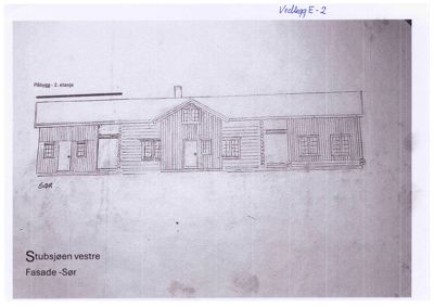 Tegning av fasade på en bygning (Stubsjøen vestre, Fasad - Sør) med skriftlig merking av 'SØR' og 'Påbygg - 2. etasje'.
