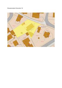 Situasjonsplan som viser bygningenes plassering på tomten og i nabolaget, med gatelys og eiendomsgrenser.