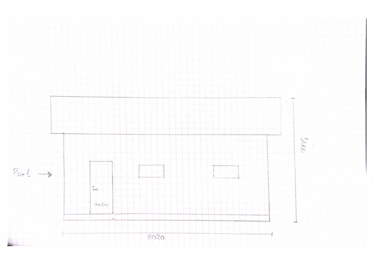 En håndtegnet fasadeopprikk som viser en bygning sett fra fronten. Tegningen inkluderer en port, to vinduer, en takform og dimensjoner (2620 x 5000).