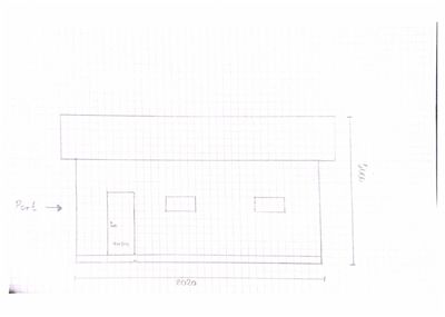 En håndtegnet fasadeopprikk som viser en bygning sett fra fronten. Tegningen inkluderer en port, to vinduer, en takform og dimensjoner (2620 x 5000).