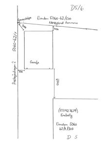 Situasjonsplan som viser eiendomsnummer, grensestolper, avstander til naboeiendom og plassering av en garasje.