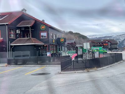 Fotografi av en eksisterende bygning (Jafs) sett fra gaten.