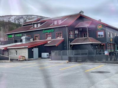 Fotografi av en eksisterende bygning (Europris-butikk) med omgivelser.