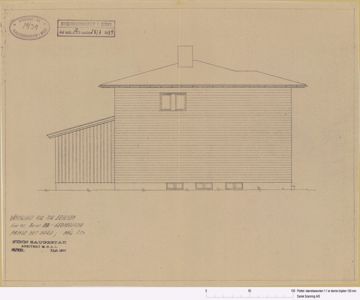 Fasadetegning som viser fronten på en bygning med tak, vinduer og veggmønster.