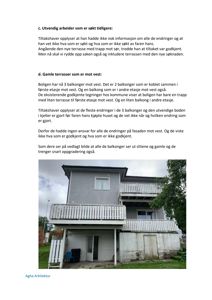 Fotografi av en grå villa sett fra siden, som viser fasaden, balkonger og trapper.