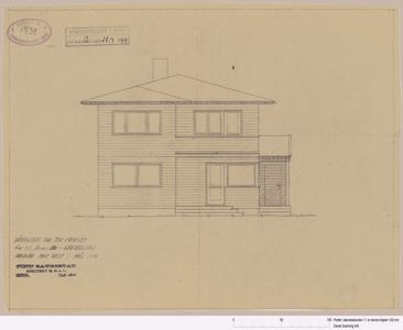 En tegning som viser fasaden (fronten) på et toetasjes hus, inkludert vinduer, dør, trapp og takform.