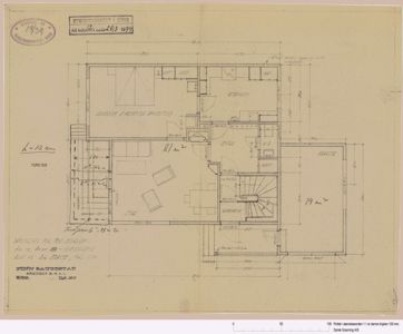 Etasjeplan (1. etasje) for en bygning, som viser romfordeling, dimensjoner og arkitektoniske detaljer.