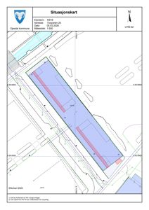 Situasjonskart som viser eiendomsnummer, adresse, dato, målestokk og bygningers plassering i forhold til veier og nabolag.