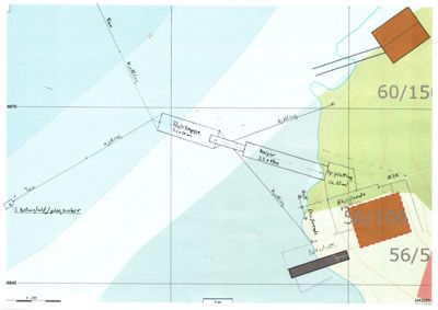 Situasjonsplan som viser tomtedeling, eksisterende og planlagt bebyggelse, samt vannveier og kystlinje.