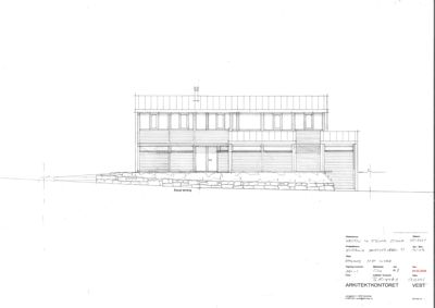 Fasadetegning som viser bygningens utseende fra fronten, inkludert vinduer, dører, tak og grunnmur.