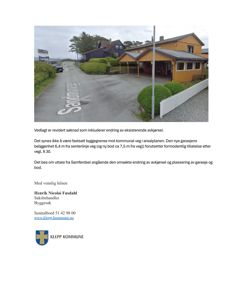 Fotografi av en eksisterende garasje og bod ved en vei med tekst om avkjørsel og byggegrense.