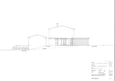 Fasadetegning som viser bygningens utseende sett fra vest, inkludert terrassene og takform.