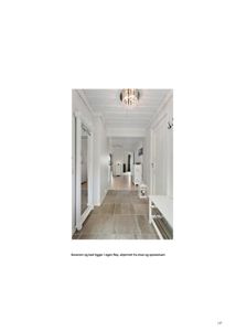 Fotografi av en hvit korridor i en bolig med tekstbeskrivelse nedenfor.