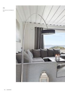 Fotografi av en innredet stue med utsikt over vannet.