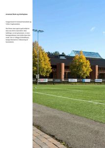 Fotografi av Arnestad Skole og idrettsplass, inkludert en kunstgressbane og bygningen i bakgrunnen.