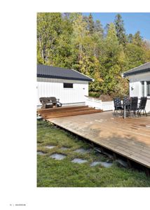 Fotografi av en uteplattform med hvite hytter i bakgrunnen.