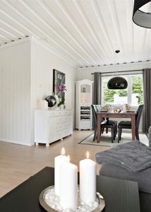 Fotografi av et innendørs rom, sannsynligvis et stue- eller spisestueområde, med møbler og interiørinnredning.