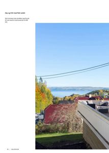 Fotografi av en terrasse med utsikt over vann og fjell.