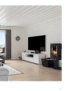 Fotografi av et innredet stueområde med peis, TV og møbler.