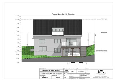 Fasadetegning av en bolig sett fra nord-øst, med høydeangivelser og terrengforhold.
