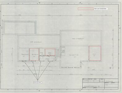 Etasjeplan med romfordeling, mål og håndskrevne notater om endringer.