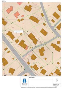 Situasjonsplan (kartutsnitt) som viser tomtens beliggenhet i forhold til nabolag, veier og eksisterende bygninger.