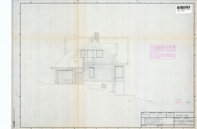 Fasadetegning som viser bygningens utseende fra en bestemt vinkel, inkludert takform, vinduer og trapp.