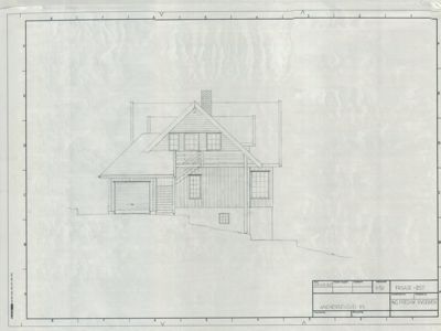 Fasadetegning av en villa sett fra øst (østre fasade). Tegningen viser bygningens utvendige profil, takform, vinduer og garasjeport.