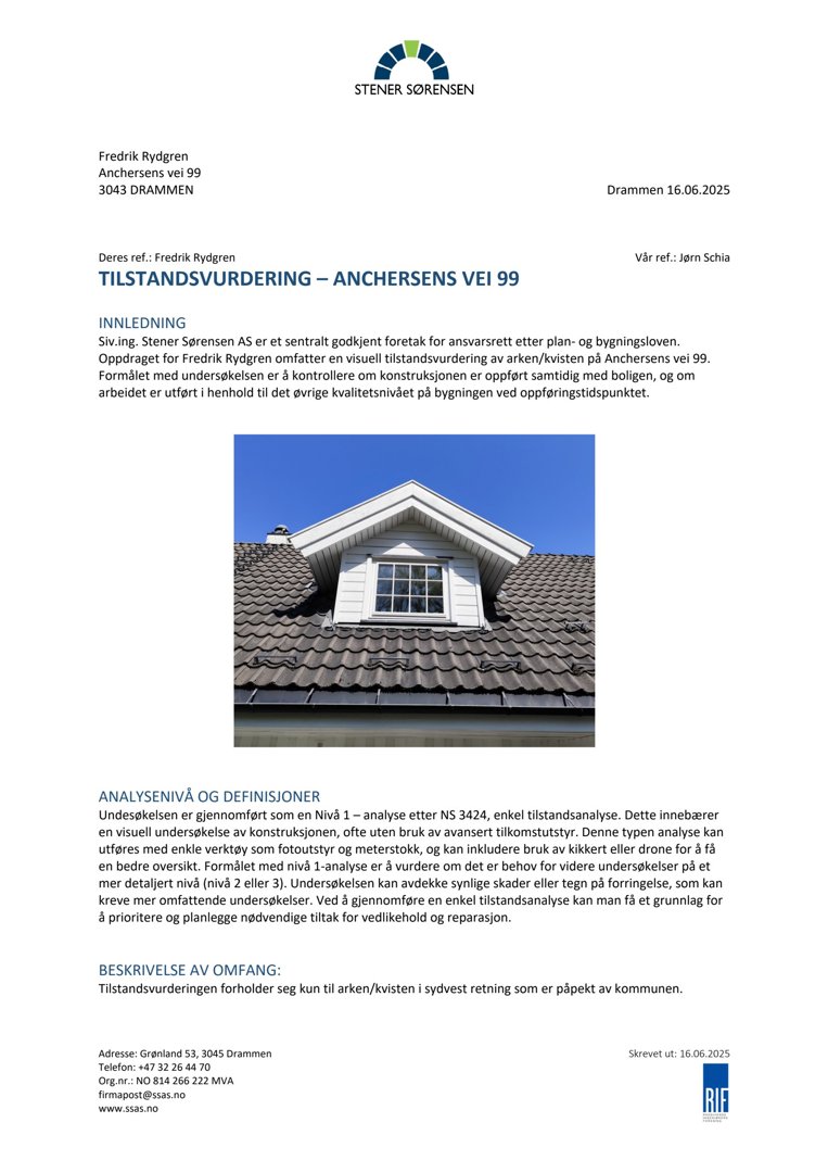 Fotografi av en takutspringende vinduslukke (døme) med hvit ramme og mørk tegletak.